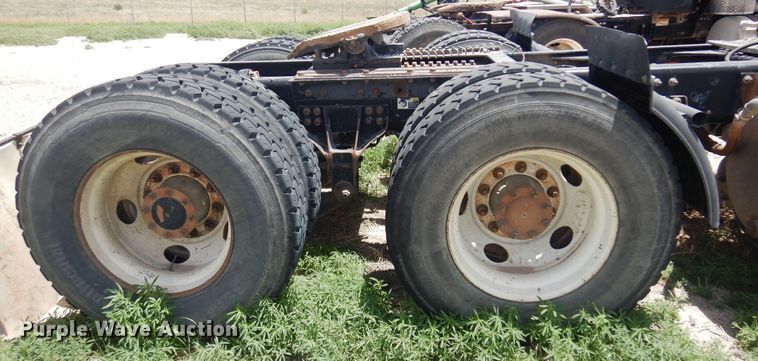 image for item DS8333 2011 Kenworth T800  semi truck