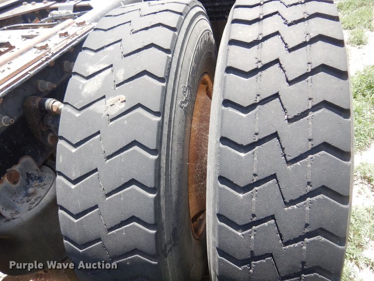 image for item DS8333 2011 Kenworth T800  semi truck