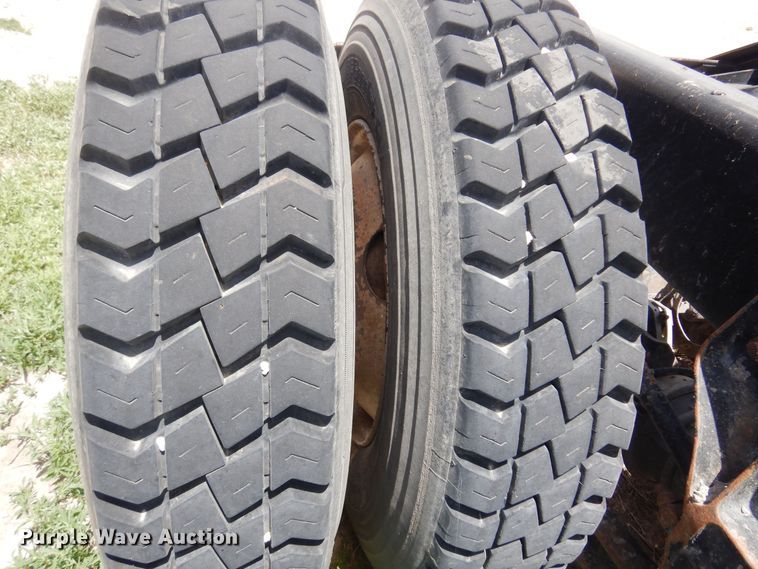 image for item DS8333 2011 Kenworth T800  semi truck