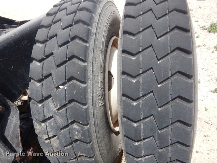 image for item DS8333 2011 Kenworth T800  semi truck