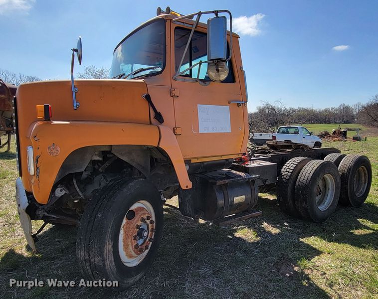 image for item HG9496 1990 Ford L9000  truck cab and chassis