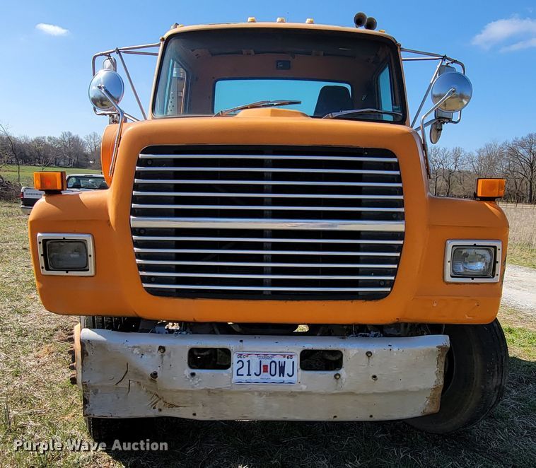 image for item HG9496 1990 Ford L9000  truck cab and chassis