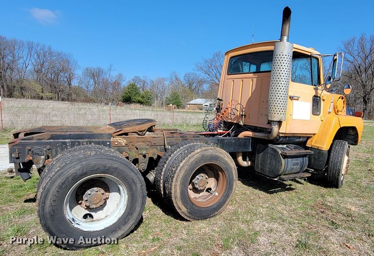 image for item HG9496 1990 Ford L9000  truck cab and chassis