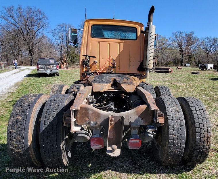 image for item HG9496 1990 Ford L9000  truck cab and chassis