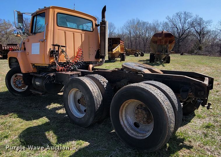 image for item HG9496 1990 Ford L9000  truck cab and chassis