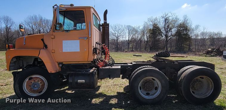image for item HG9496 1990 Ford L9000  truck cab and chassis