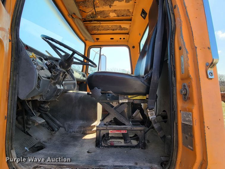 image for item HG9496 1990 Ford L9000  truck cab and chassis