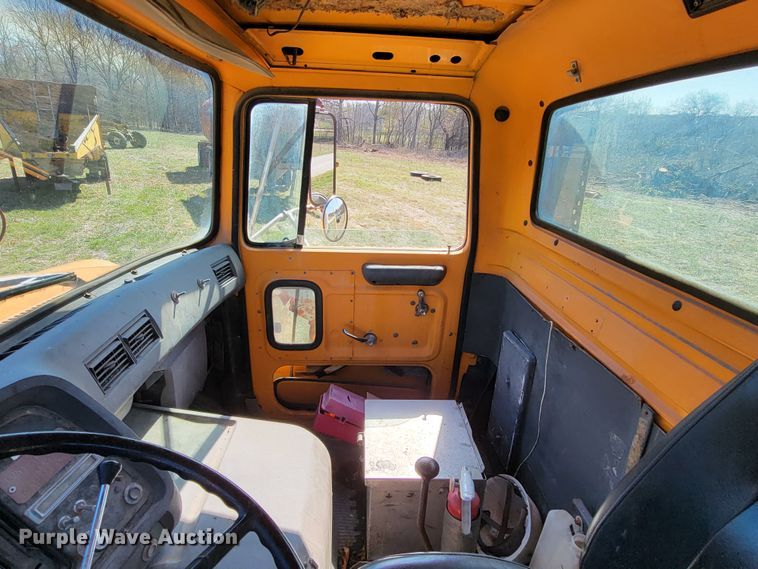 image for item HG9496 1990 Ford L9000  truck cab and chassis