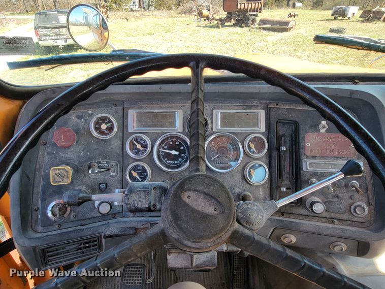 image for item HG9496 1990 Ford L9000  truck cab and chassis