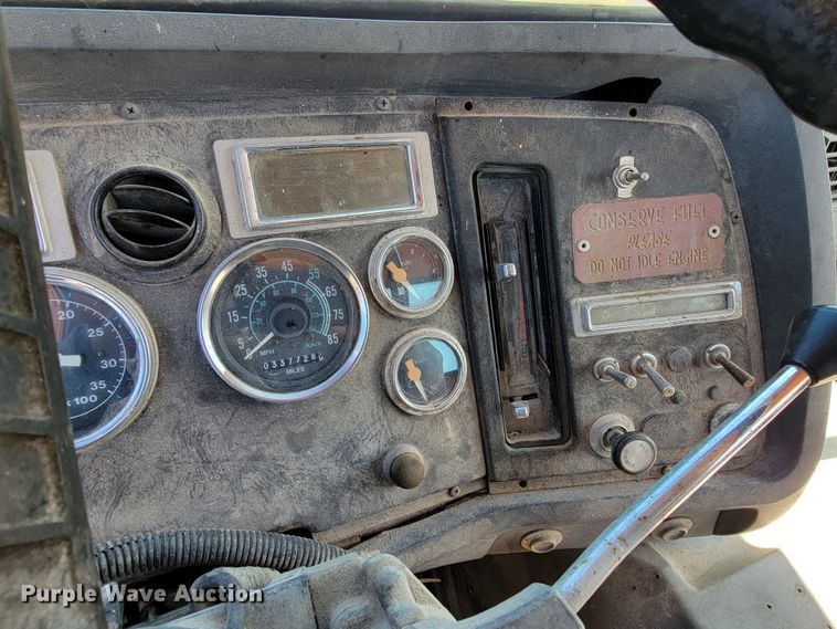 image for item HG9496 1990 Ford L9000  truck cab and chassis