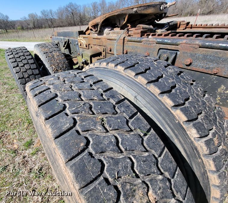 image for item HG9496 1990 Ford L9000  truck cab and chassis