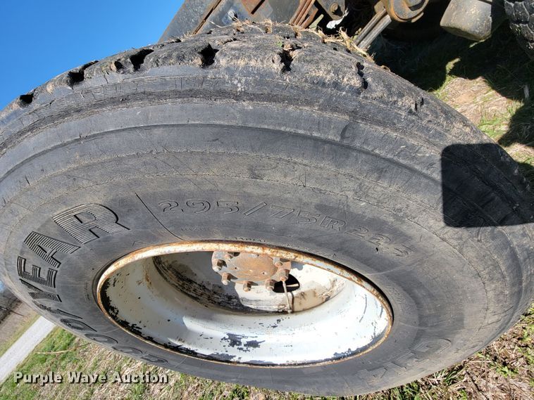 image for item HG9496 1990 Ford L9000  truck cab and chassis