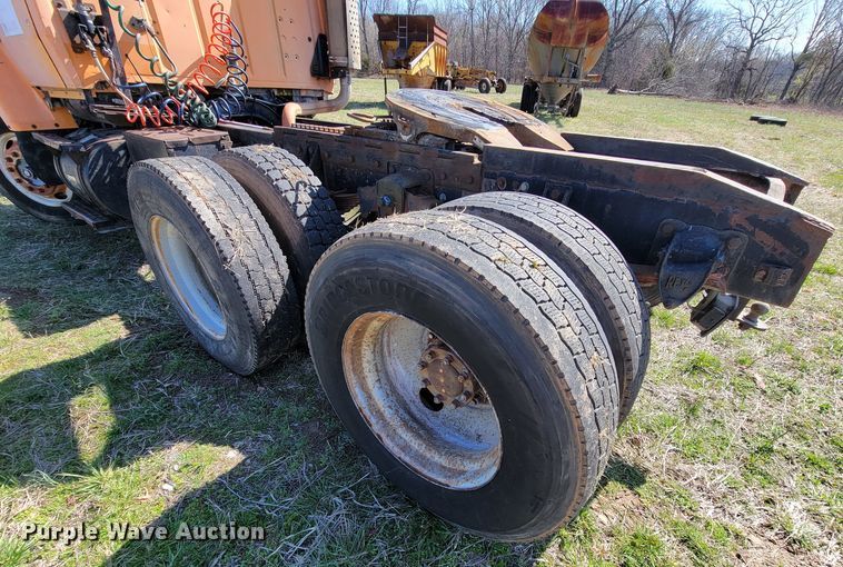 image for item HG9496 1990 Ford L9000  truck cab and chassis