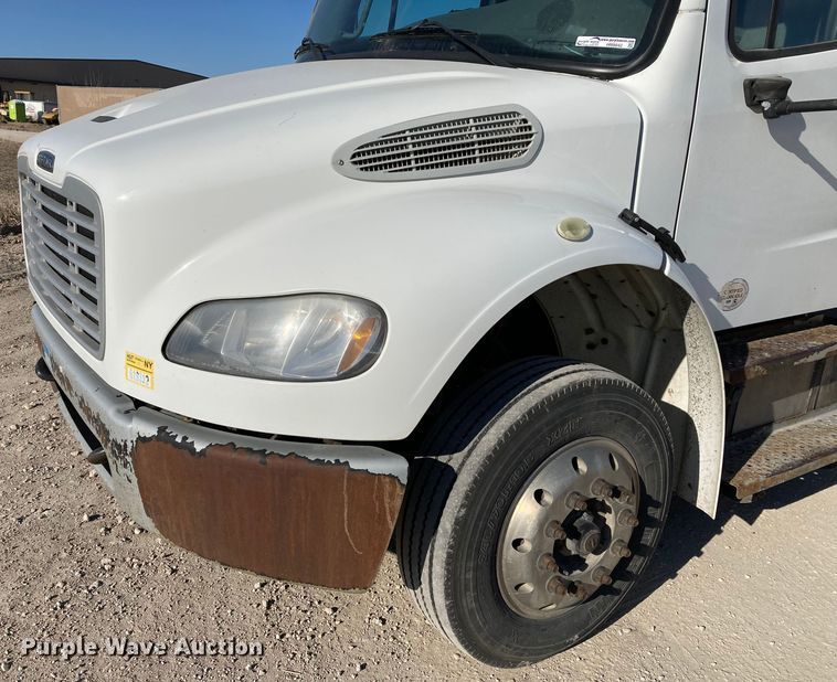 image for item HN9842 2016 Freightliner Business Class M2 106  box truck