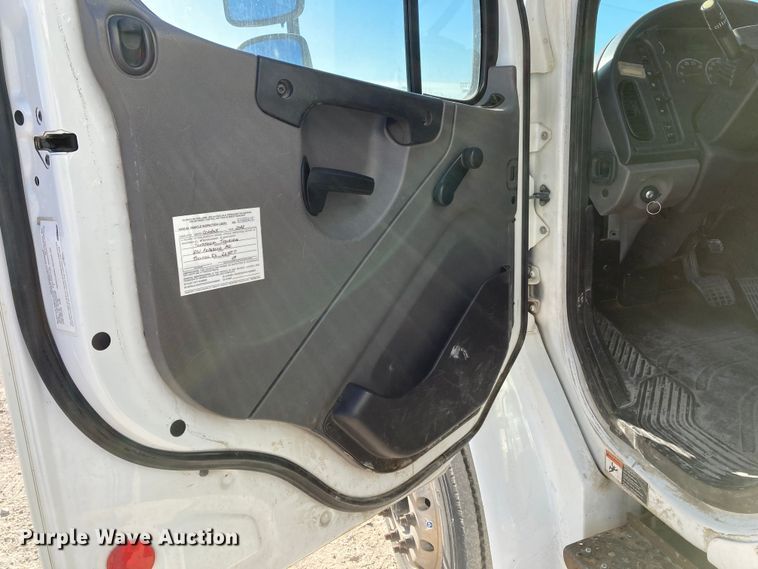 image for item HN9842 2016 Freightliner Business Class M2 106  box truck