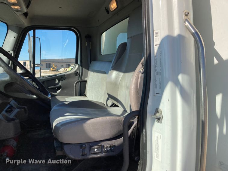 image for item HN9842 2016 Freightliner Business Class M2 106  box truck