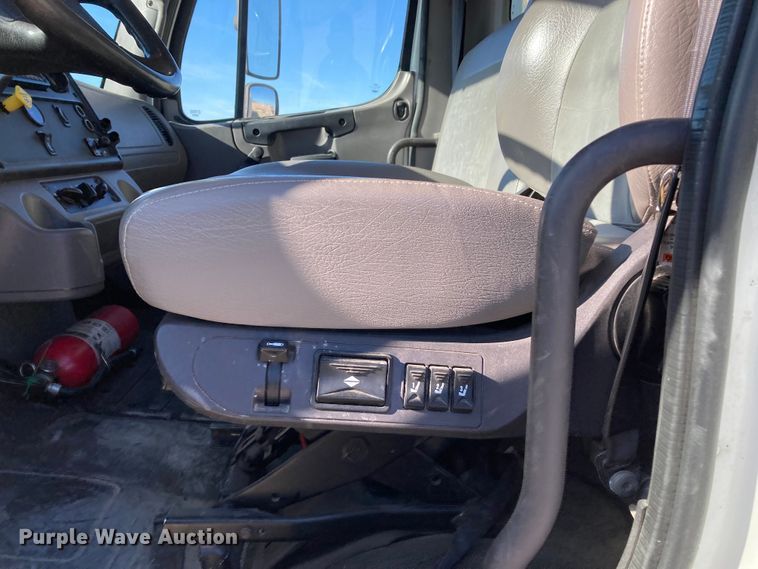 image for item HN9842 2016 Freightliner Business Class M2 106  box truck