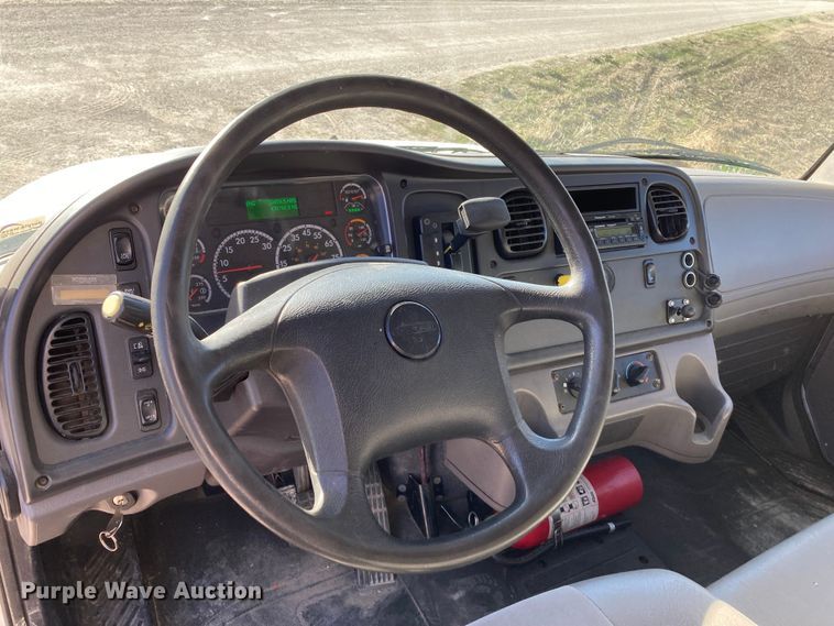 image for item HN9842 2016 Freightliner Business Class M2 106  box truck