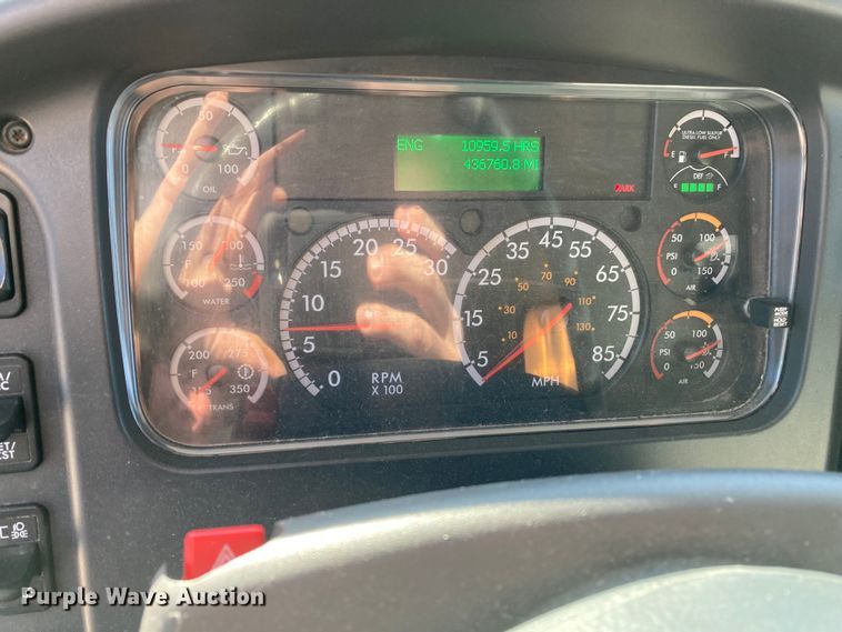 image for item HN9842 2016 Freightliner Business Class M2 106  box truck