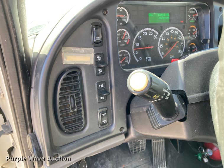 image for item HN9842 2016 Freightliner Business Class M2 106  box truck