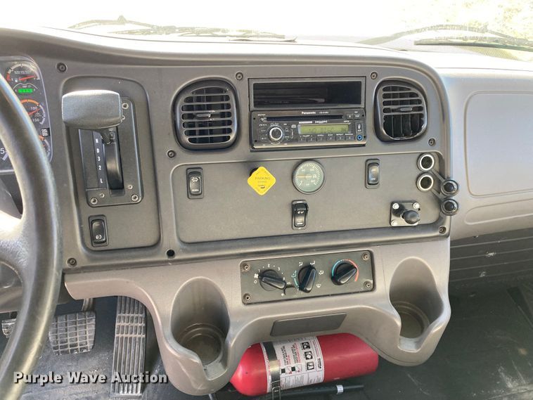 image for item HN9842 2016 Freightliner Business Class M2 106  box truck