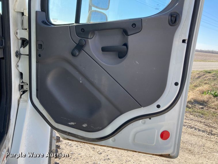 image for item HN9842 2016 Freightliner Business Class M2 106  box truck