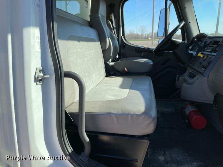 image for item HN9842 2016 Freightliner Business Class M2 106  box truck