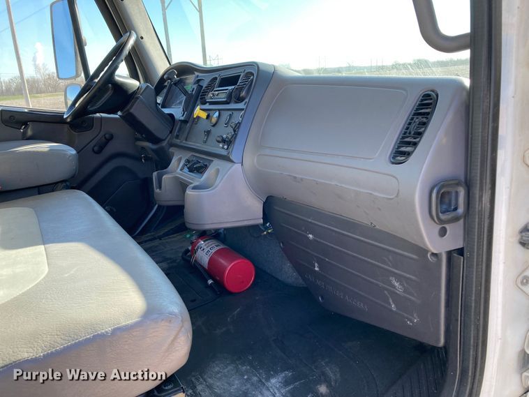 image for item HN9842 2016 Freightliner Business Class M2 106  box truck