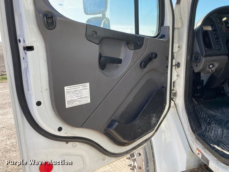 image for item HN9843 2016 Freightliner Business Class M2 106  box truck