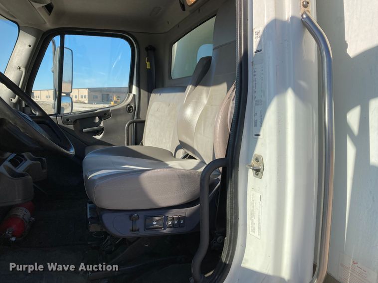 image for item HN9843 2016 Freightliner Business Class M2 106  box truck