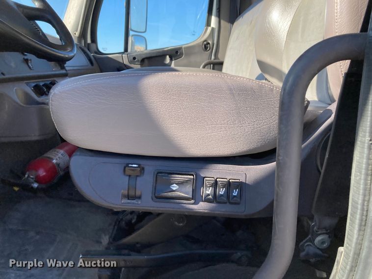 image for item HN9843 2016 Freightliner Business Class M2 106  box truck