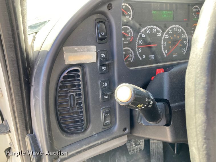 image for item HN9843 2016 Freightliner Business Class M2 106  box truck