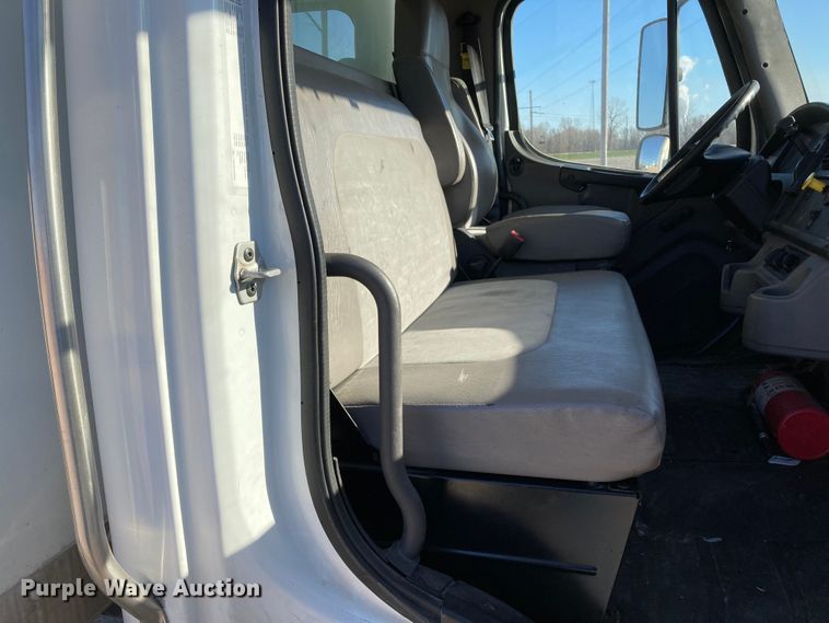 image for item HN9843 2016 Freightliner Business Class M2 106  box truck