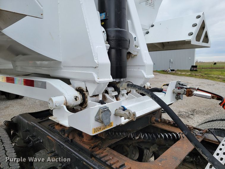 image for item HP9699 2019 Manac 4K228AB00  end dump trailer