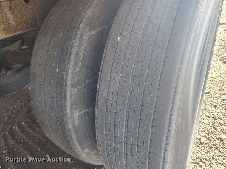 image for item JB9634 2004 Utility VS2DC  dry van trailer