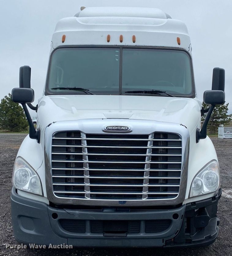 image for item KB9519 2014 Freightliner Cascadia  semi truck