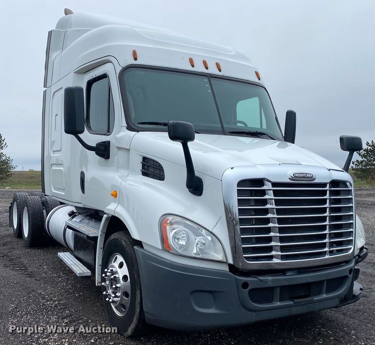 image for item KB9519 2014 Freightliner Cascadia  semi truck