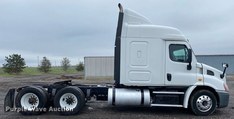 image for item KB9519 2014 Freightliner Cascadia  semi truck