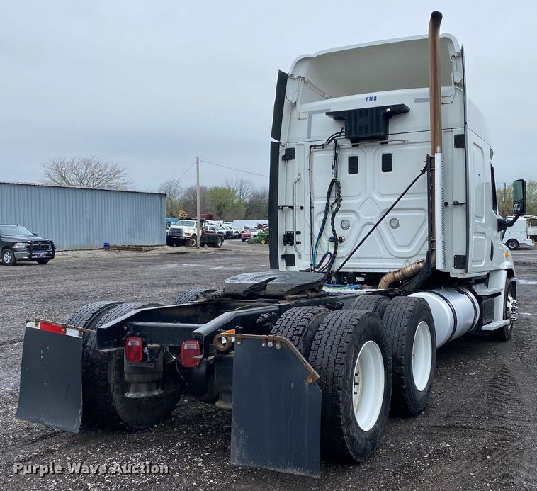 image for item KB9519 2014 Freightliner Cascadia  semi truck