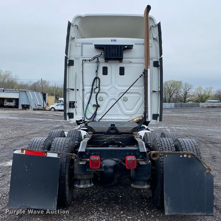 image for item KB9519 2014 Freightliner Cascadia  semi truck