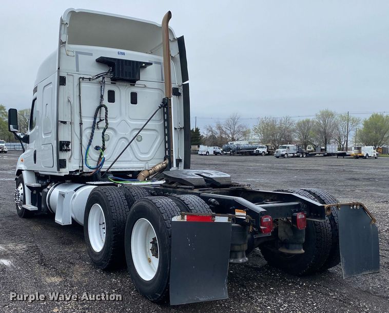 image for item KB9519 2014 Freightliner Cascadia  semi truck