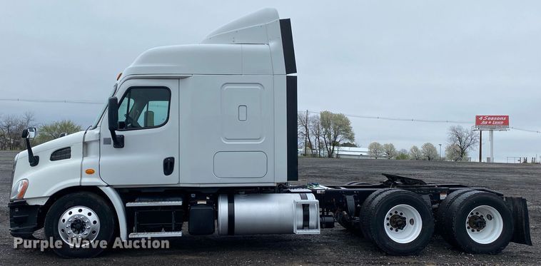 image for item KB9519 2014 Freightliner Cascadia  semi truck