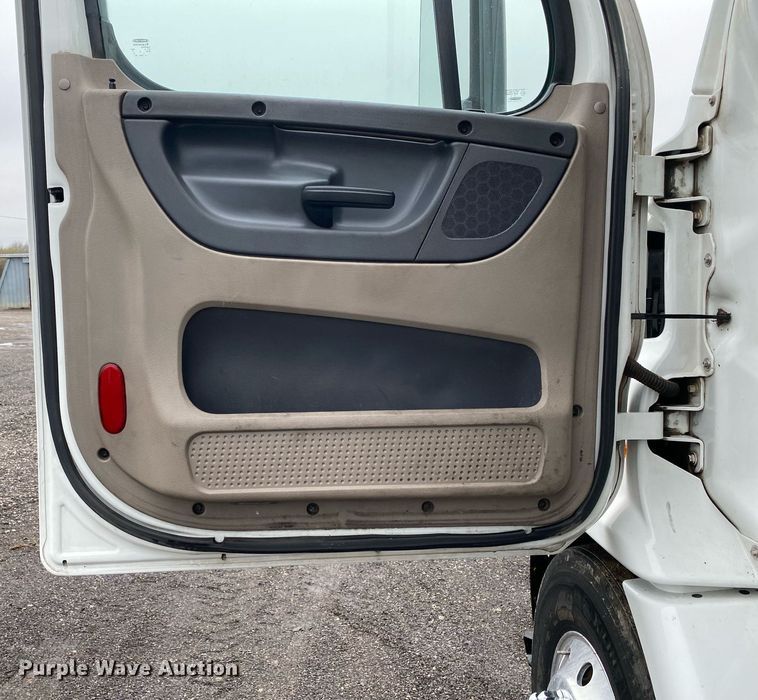 image for item KB9519 2014 Freightliner Cascadia  semi truck