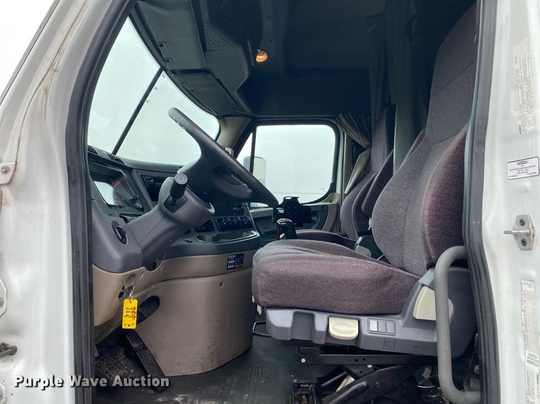 image for item KB9519 2014 Freightliner Cascadia  semi truck