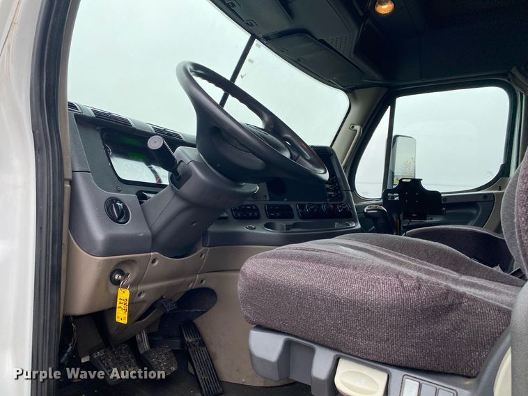 image for item KB9519 2014 Freightliner Cascadia  semi truck