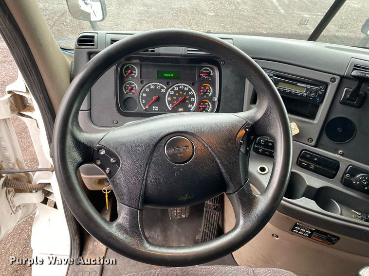 image for item KB9519 2014 Freightliner Cascadia  semi truck