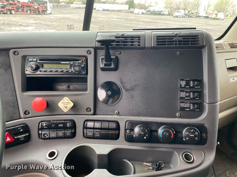 image for item KB9519 2014 Freightliner Cascadia  semi truck