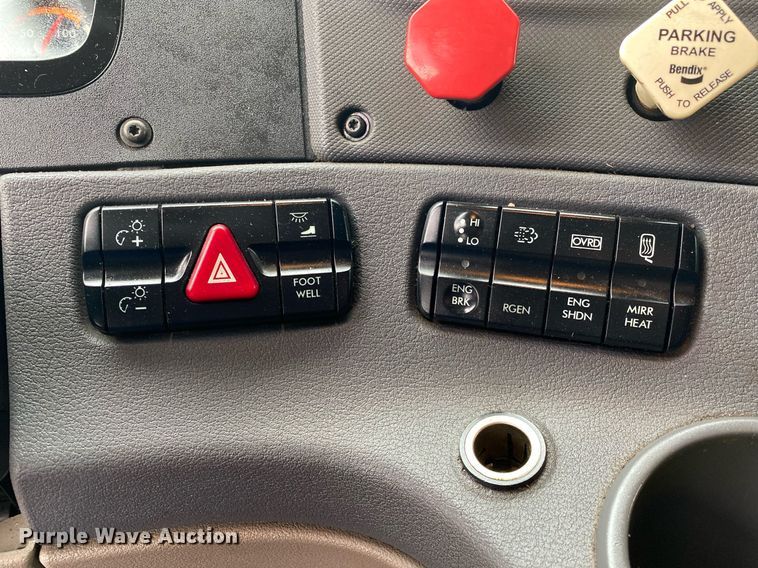 image for item KB9519 2014 Freightliner Cascadia  semi truck