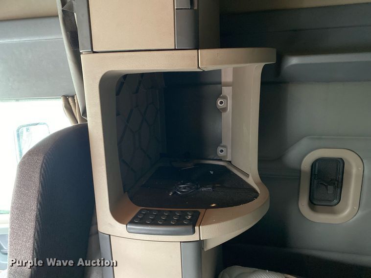 image for item KB9519 2014 Freightliner Cascadia  semi truck