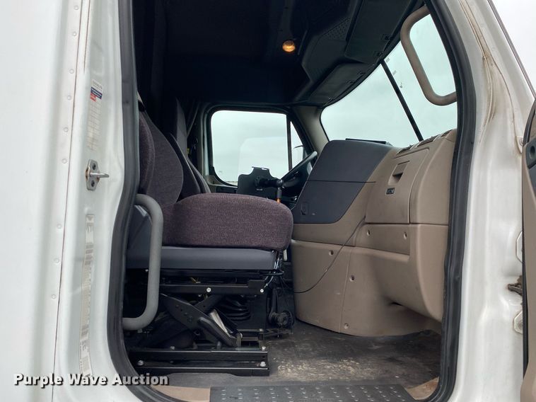 image for item KB9519 2014 Freightliner Cascadia  semi truck